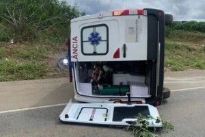 ambulancia-de-presidente-janio-quadros-tombou-300x200-1