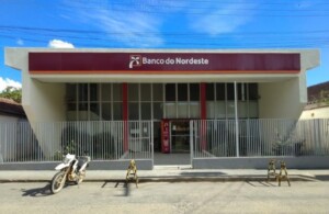 banco-do-nordeste-Fachada-da-agencia-Medeiros-Neto-no-extremo-sul-da-Bahia-foto-ascom-300x195-1
