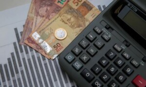 calculadora-foto-marcello-casal-jr-abr-financas-contas-educacao-financeira-300x180-1