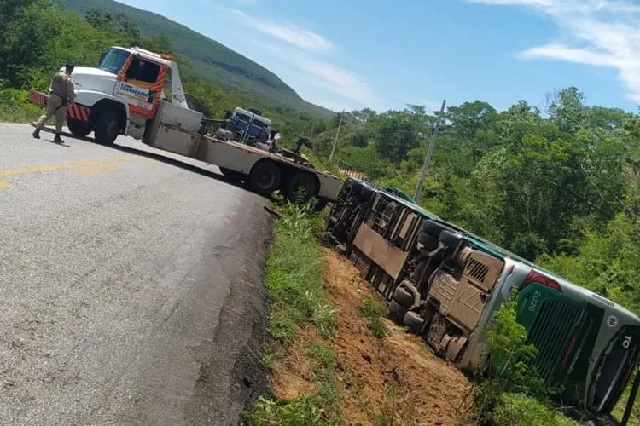 capotamento-de-onibus-na-BR-430-em-Caetite-Foto-WhatsApp-Achei-Sudoeste