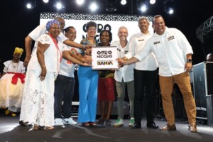 governador-Jeronimo-Rodrigues-carnaval-ouro-negro-300x200-1