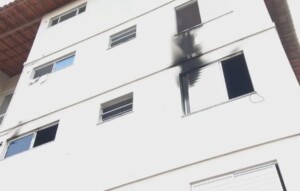 incendio-em-apartamento-em-Lauro-de-Freitas-Foto-Reproducao-TV-Bahia-300x191-1