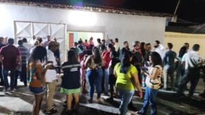 moradores-na-associacao-do-feira-vii-foto-ed-santos-acorda-cidade-300x169-1
