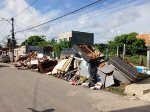 moveis-perdidos-pela-chuva-parque-panorama-Foto-Reporter-Ney-Silva-Acorda-Cidade-300x225-1