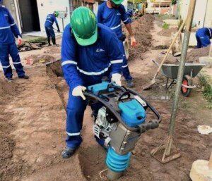 obra-esgotamento-sanitario-em-Feira-de-Santana-foto-embasa-ascom-300x257-1
