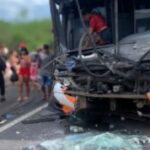 onibus-de-turismo-colide-com-carreta-Foto-BMFrahm-300x178-1