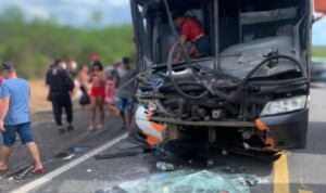 onibus-de-turismo-colide-com-carreta-Foto-BMFrahm-300x178-1