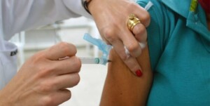 pesssoa-sendo-vacinada-agulha-injecao-seriga-foto-divulgacao-secom-de-feira-de-santana-300x151-1