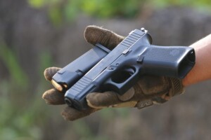 policiais-apreendes-armas-municoes-de-fuzil-e-comunicadores-em-salvador-ft-ssp-300x200-1