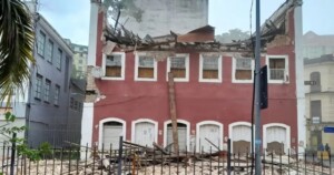 predio-desaba-no-bairro-do-comercio-em-salvador-300x158-1