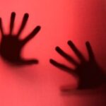 silhuetas-de-maos-aterrorizantes-no-estudio-violencia-agressao-300x180-1