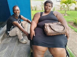 Aline-Neres-dos-Santos-mulher-sofre-de-obesidade-e-faz-apelo-por-ajuda-ft-Iasmim-Santos-acorda-cidade-300x225-1