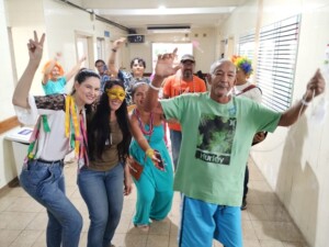Artistas-feirenses-levam-musica-para-pacientes-e-funcionarios-do-HGCA-300x225-1