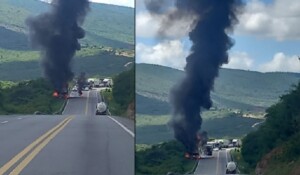 Carreta-pega-fogo-na-BR-116-proximo-a-Irajuba-Veiculo-transportava-placas-de-energia-solar-foto-Leitor-BMFrahm-300x175-1