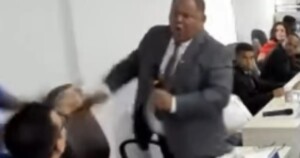 Confusao-camara-de-Lauro-de-Freitas-Foto-Reproducao-Youtube-300x158-1