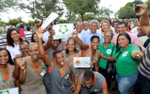 Governo-da-Bahia-entrega-equipamentos-para-cooperativas-de-material-reciclavel1-300x187-1