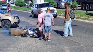 Homem-e-morto-a-tiros-na-Avenida-Eduardo-Froes-da-MOta-Foto-Reporter-Ed-Santos-Acorda-Cidade-300x169-1