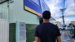 Jovem-e-assaltado-na-fila-do-CMPC-em-Feira-de-Santana-ft-ed-santos-acorda-cidade-300x169-1
