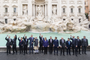 Lideres-mundiais-jogam-moeda-da-sorte-na-Fontana-de-Trevi-na-Italia-no-G20-de-2021-E28094-Foto-Divulgacao-G20-Italy-300x200-1