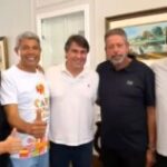 Lira-toma-cafe-com-Jeronimo-e-poe-Antonio-Brito-e-Elmar-na-mesa-300x158-1