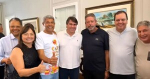 Lira-toma-cafe-com-Jeronimo-e-poe-Antonio-Brito-e-Elmar-na-mesa-300x158-1