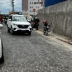 Medica-sofre-acidente-de-moto-no-bairro-Sao-Joao-apos-derrapar-em-oleo-descartado-na-rua2-300x155-1
