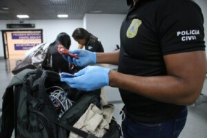 Operacao-Policia-Civil-da-Bahia-no-aeroporto-de-Salvador-Foto-Ascom-PC-300x200-1