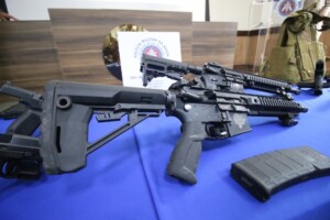 Policia-apreende-10-fuzis-em-janeiro-e-alcanca-a-marca-de-16-armas-de-fogo-localizadas-por-dia-na-Bahia-Foto-Alberto-Maraux-300x200-1