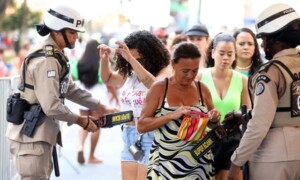 Policia-militar-carnaval-de-salvador-300x180-1