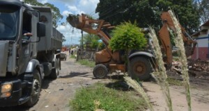 Pontos-de-lixo-em-frente-ao-CSU-Foto-Valdenir-Lima-300x160-1