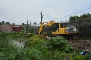 Prefeito-Colbert-Filho-acompanha-limpeza-de-canal-no-bairro-Papagaio-Foto-Valdenir-Lima-300x200-1