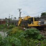Prefeito-Colbert-Filho-acompanha-limpeza-de-canal-no-bairro-Papagaio-Foto-Valdenir-Lima-300x200-2