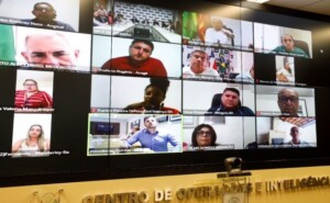 Reuniao-com-prefeitos-dos-municipios-atingidos-pelas-chuvas.-Fotos-Matheus-Landim-GOVBA-4-300x185-1