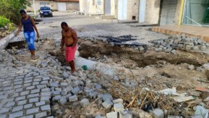 Rua-Maria-Joana-bairro-Mangabeira-buraco-pos-chuva-ft-ed-santos-acorda-cidade-300x169-1