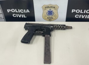 Submetralhadora-americana-e-apreendida-em-Feira-300x220-1