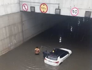 alagamentos-tunel-da-avenida-Joao-Durval1-com-a-presidente-dutra1-300x230-1