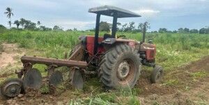 aracao-de-terra-na-zona-rural-de-feira-de-santana-trator-agricultura-300x151-2