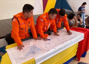 bombeiros-defesa-civil-Governo-do-Estado-envia-2.700-cestas-alimentares-a-municipios-atingidos-pelas-enchentes-gov-ba-300x218-1