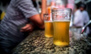 cerveja_-_marcelo_camargo-abr-cervejaria-bebida-acoolica-alcoolismo-300x180-1