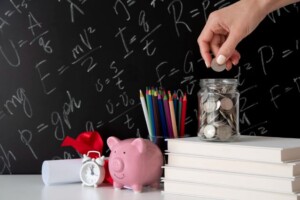 close-up-em-objetos-de-educacao-e-economia-educacao-financeira-foto-freepik-300x200-1