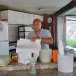 comerciante-ed-carlos-lanches-em-feira-300x218-1