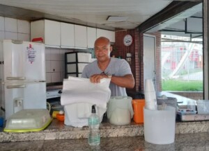 comerciante-ed-carlos-lanches-em-feira-300x218-1