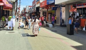 comercio-de-feira-fim-de-ano-foto-ney-silva-acorda-cidade-30-2023-300x175-2