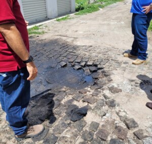 esgoto-oleo-queimado-rua-pau-brasil-ft-divulgacao-300x283-1