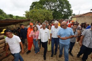 jeronimo-em-medeiros-neto-visitando-a-areas-afetadas-pela-chuva-fev-2024-300x200-1