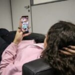 jovem-mexendo-no-celular-foto-antonio-cruz-agencia-brasil-300x179-1