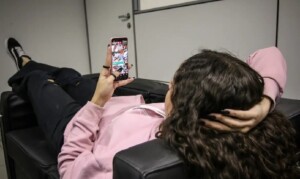 jovem-mexendo-no-celular-foto-antonio-cruz-agencia-brasil-300x179-1