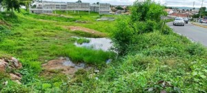moradores-do-bairro-muchila-reclamam-de-terreno-baldio1-ft-paulo-jose-acorda-cidade1-300x135-1