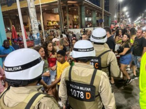 policia-militar-no-carnaval-de-salvador-foto-marcia-santana-300x225-1