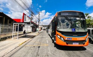 ponto-de-onibus-na-getulio-ft-andrews-pedra-branca1-300x184-1